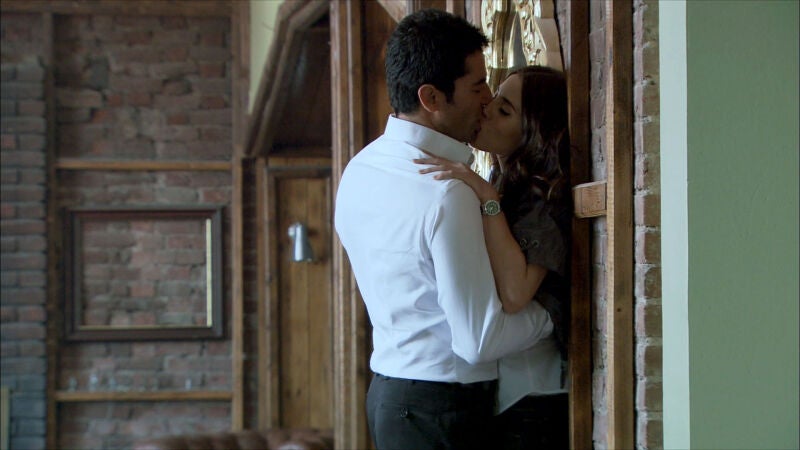 La pasión se desata entre Ezel y Eysan hasta la llegada de una visita inesperada