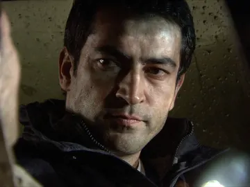 Ezel habla con su hermano Ezel habla con su hermano