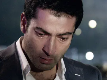 La reacción de Ömer al ver que su hermano ha muerto La reacción de Ömer al ver que su hermano ha muerto