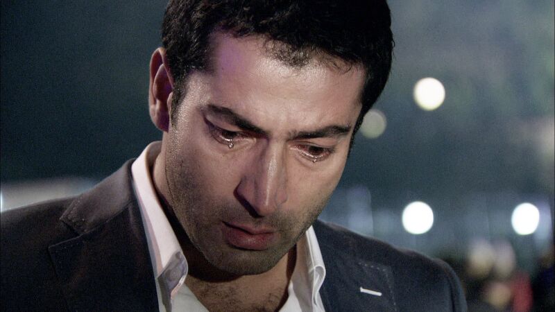 La reacción de Ömer al ver que su hermano ha muerto