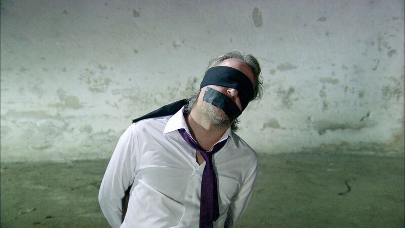 Cengiz secuestra a Ali y está dispuesto a torturarlo