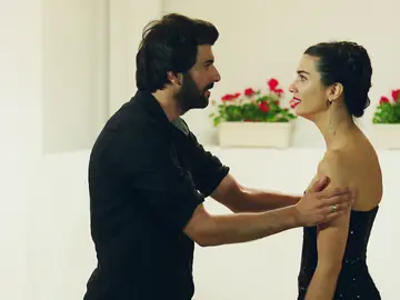 Elif no puede seguir con Ömar y lo abandona Elif no puede seguir con Ömar y lo abandona