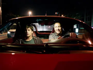 Kenan roba un coche de lujo en la gasolinera Kenan roba un coche de lujo en la gasolinera