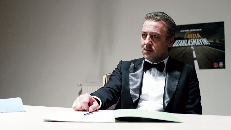 Yaman conoce a Selim, su abogado de oficio