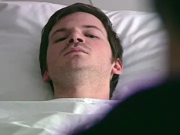 Boran lleva flores a Emre y le pide disculpas Boran lleva flores a Emre y le pide disculpas