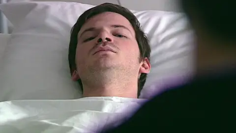 Boran lleva flores a Emre y le pide disculpas Boran lleva flores a Emre y le pide disculpas