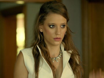 Serenay Sarikaya es la actriz que interpreta a Mira