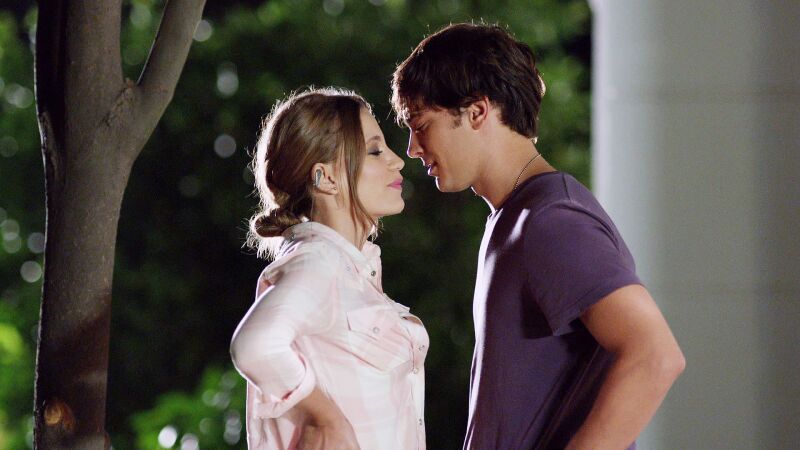 La tensión sexual entre Yaman y Mira se palpa en el ambiente