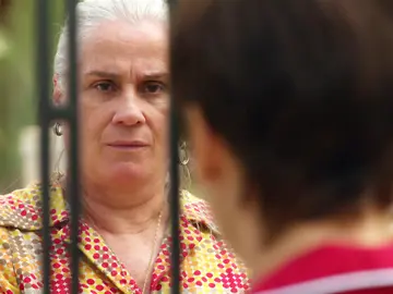 Mamá Lucinda descubre que Nina trabaja para Carmina Mamá Lucinda descubre que Nina trabaja para Carmina