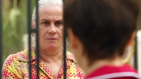 Mamá Lucinda descubre que Nina trabaja para Carmina Mamá Lucinda descubre que Nina trabaja para Carmina