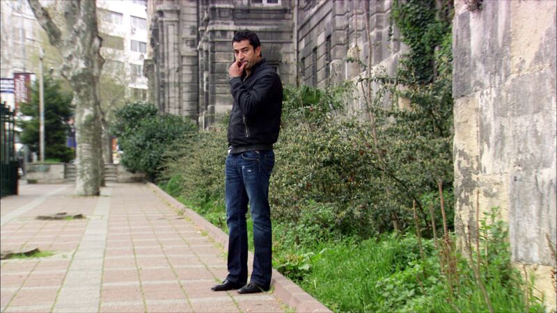 Bade pilla a Ezel espiándola