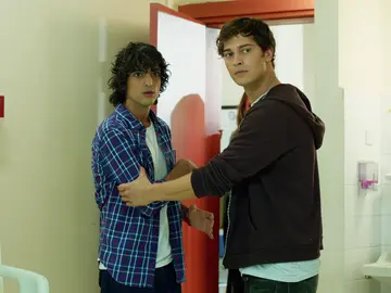 Mert intenta ayudar a Yaman para que su madre salga de la cárcel Mert intenta ayudar a Yaman para que su madre salga de la cárcel