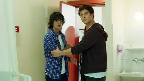 Mert intenta ayudar a Yaman para que su madre salga de la cárcel Mert intenta ayudar a Yaman para que su madre salga de la cárcel