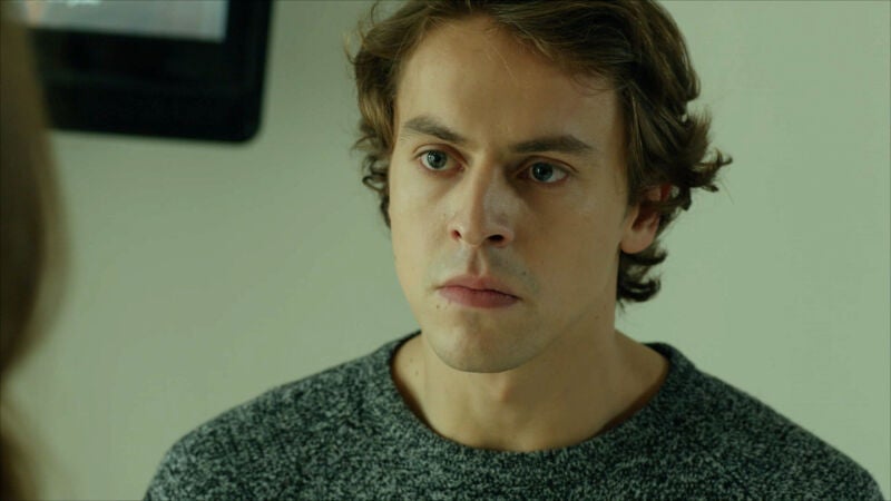 Orkun visita a Mira en el hospital y le dice que Yaman ha robado el dinero de su tratamiento