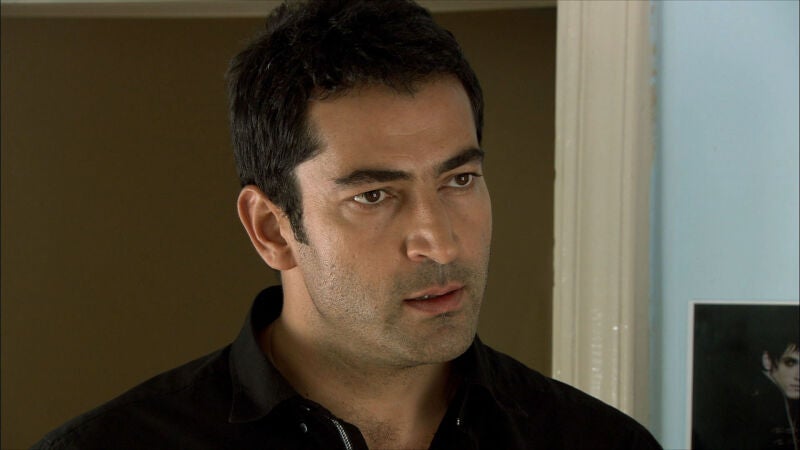 Enfrentamiento entre Ezel y Cengiz por su hijo Yan