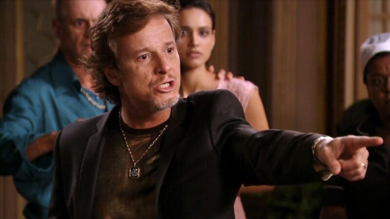 Max expulsa a Nilo de la fiesta de Carmina y este jura venganza