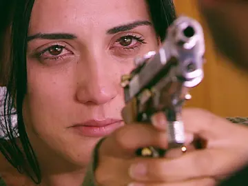 Narin apunta a Boran con su arma Narin apunta a Boran con su arma