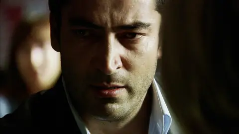 Ezel cree que todo puede destruirse en el último momento Ezel cree que todo puede destruirse en el último momento