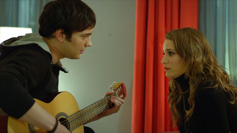 Mira asiste al primer 'concierto' de Yaman con la guitarra