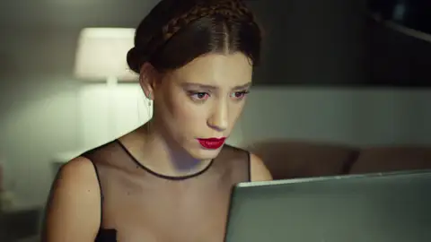 Mira descubre que Yaman habla con Leyla Mira descubre que Yaman habla con Leyla