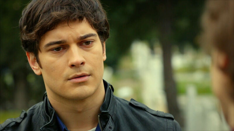 Yaman se encuentra cara a cara con Orkun en el cementerio