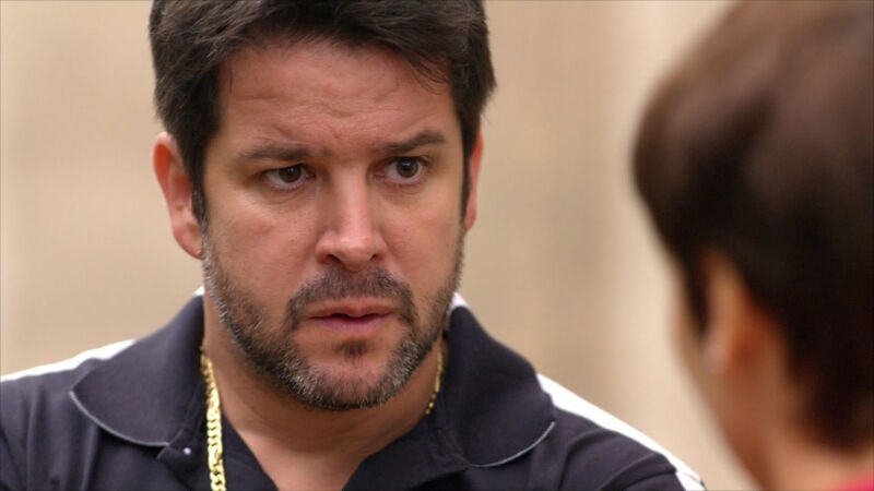 Tifón le confiesa a Nina que está enamorado de otra mujer que no es Carmina