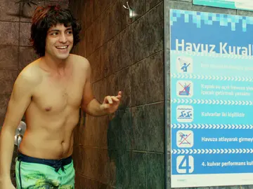Mert tiene una gran sorpresa para las chicas Mert tiene una gran sorpresa para las chicas