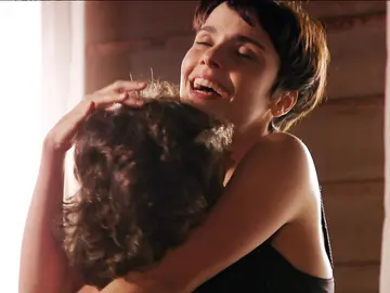 Nina seduce a Max para intentar arruinarlo Nina seduce a Max para intentar arruinarlo