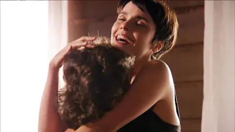 Nina seduce a Max para intentar arruinarlo Nina seduce a Max para intentar arruinarlo