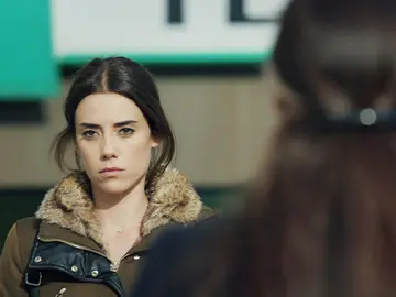 Zeynep se cruza con Gönül, su madre biológica Zeynep se cruza con Gönül, su madre biológica