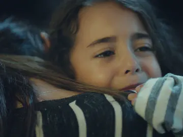 Melek ve en la Televisión que Sule está sufriendo Melek ve en la Televisión que Sule está sufriendo