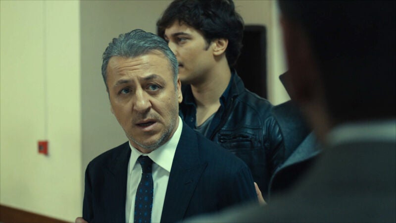 Selim, acusado de asesinato, debe hacer frente a un juicio difícil