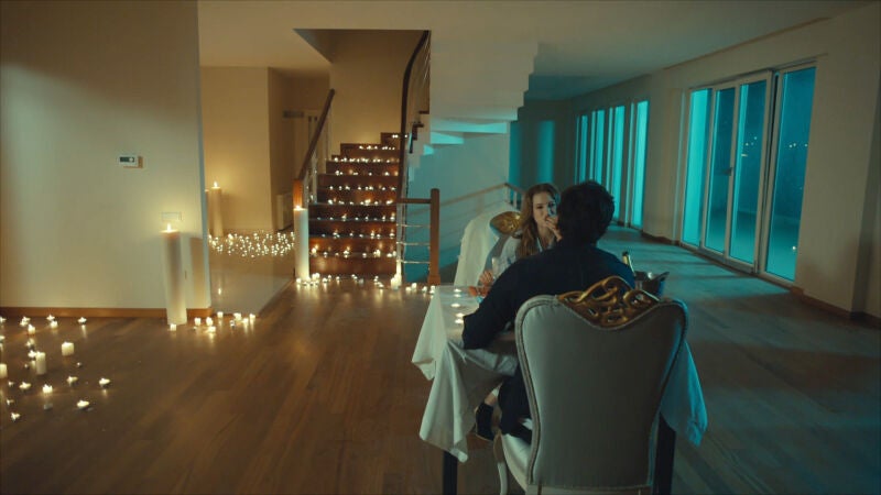 La romántica noche a la luz de las velas de Yaman y Mira