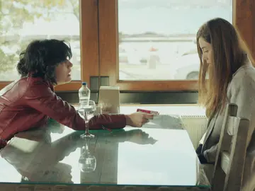 Sule pide explicaciones a Zeynep: "¿Qué le hiciste para que te quisiera tanto?" Sule pide explicaciones a Zeynep: "¿Qué le hiciste para que te quisiera tanto?"