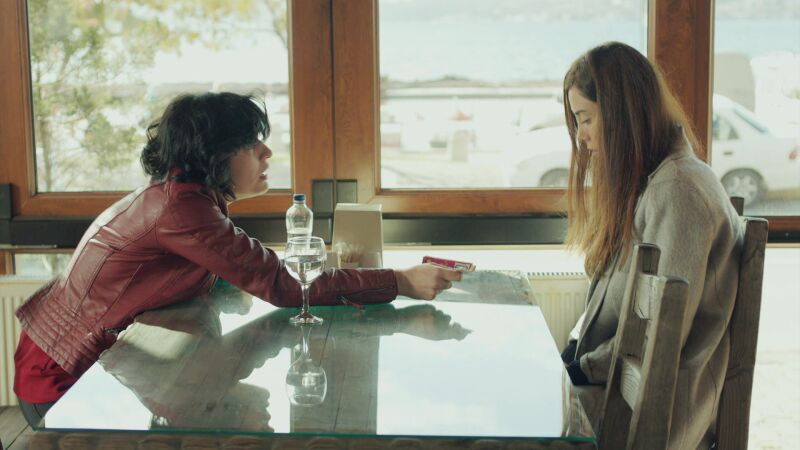 Sule pide explicaciones a Zeynep sobre Melek: 