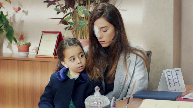 Gonül encuentra la solución para matricular a Turna en el colegio
