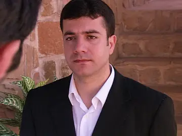 Hassan le cuenta a Boran quién disparó a su padre Hassan le cuenta a Boran quién disparó a su padre