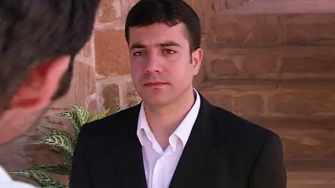Hassan le cuenta a Boran quién disparó a su padre Hassan le cuenta a Boran quién disparó a su padre