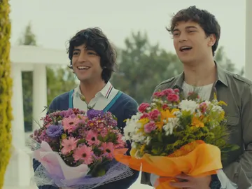 Mert y Yaman dan una sorpresa a Ender por el Día de la Madre Mert y Yaman dan una sorpresa a Ender por el Día de la Madre
