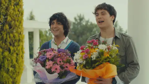 Mert y Yaman dan una sorpresa a Ender por el Día de la Madre Mert y Yaman dan una sorpresa a Ender por el Día de la Madre