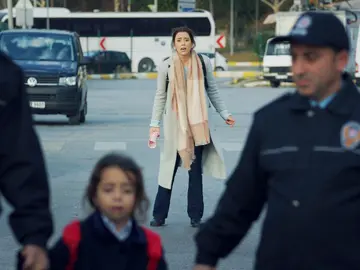 Turna intenta volver a su casa con Sule para proteger a Zeynep Turna intenta volver a su casa con Sule para proteger a Zeynep