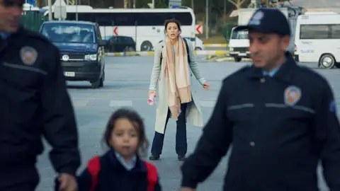 Turna intenta volver a su casa con Sule para proteger a Zeynep Turna intenta volver a su casa con Sule para proteger a Zeynep