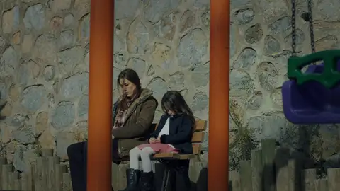 Cahide quiere entregar a Melek a su madre biológica Cahide quiere entregar a Melek a su madre biológica