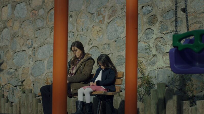 Cahide quiere entregar a Melek a su madre biológica