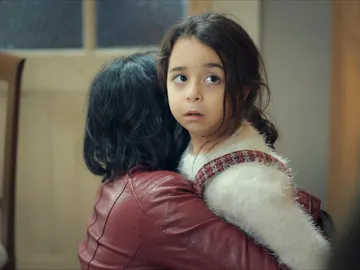 Sule se abraza a Melek Sule se abraza a Melek