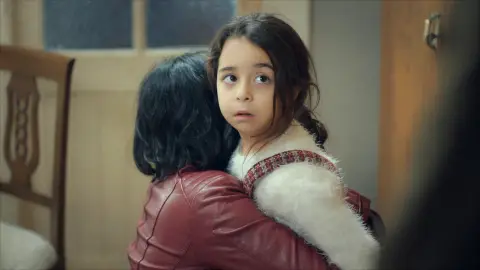 Sule se abraza a Melek Madre
