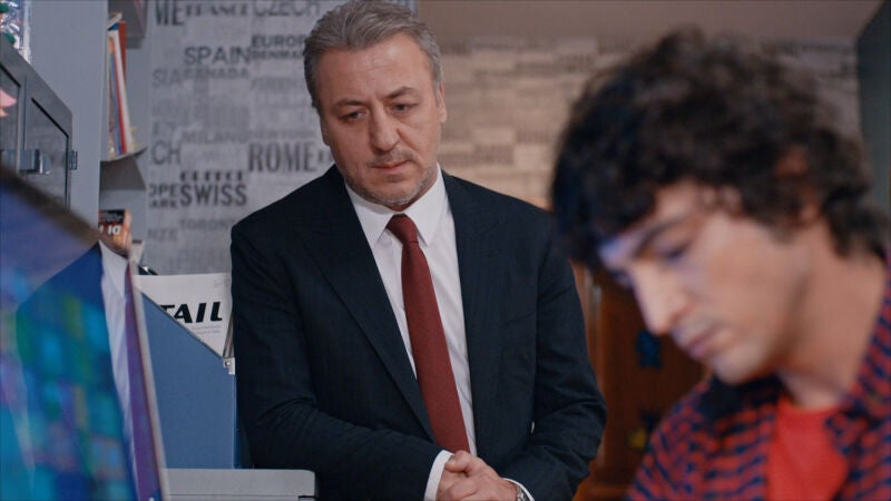 Mert le reprocha a su padre que esté saliendo con otra mujer