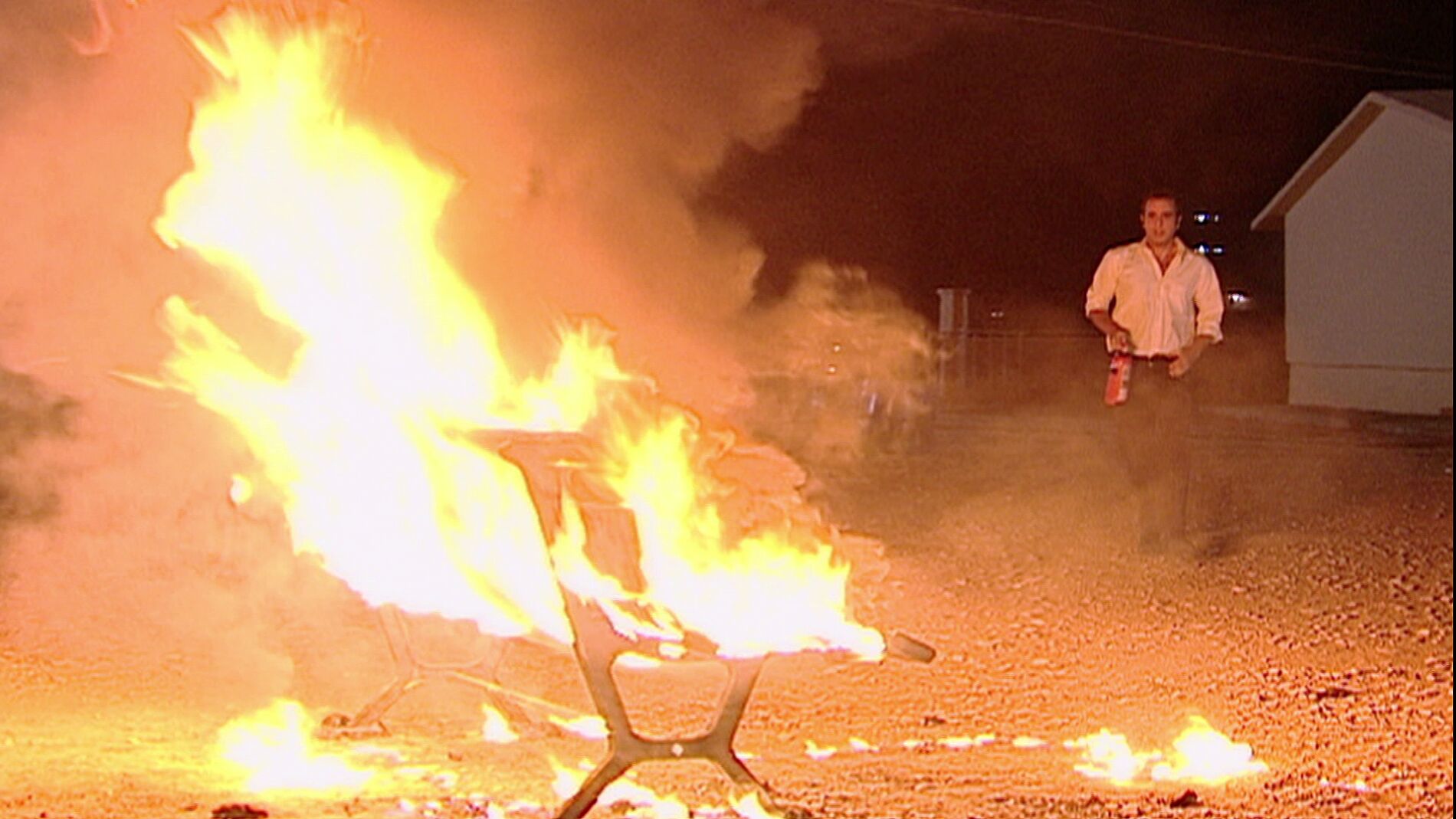 Intentan prender fuego al colegio de Sila