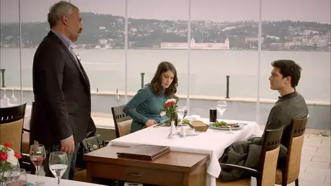 El padre Emir arremete contra la familia de Feriha El padre Emir arremete contra la familia de Feriha