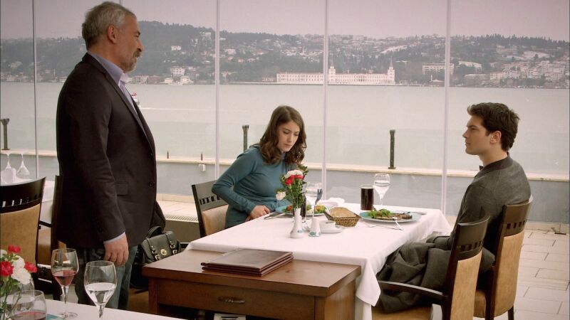 El padre Emir arremete contra la familia de Feriha